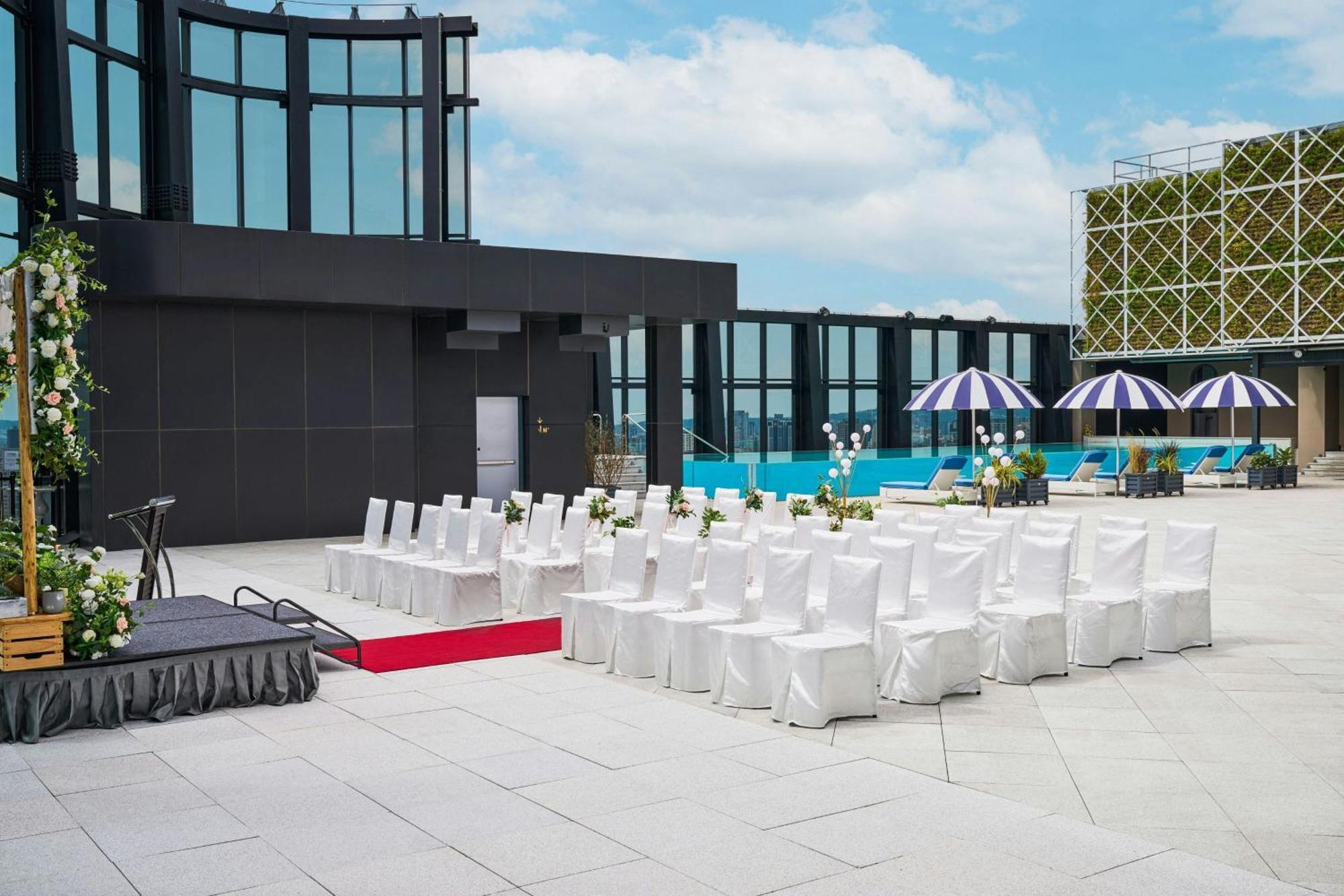 Le Méridien Taichung Exterior foto The rooftop pool at the hotel