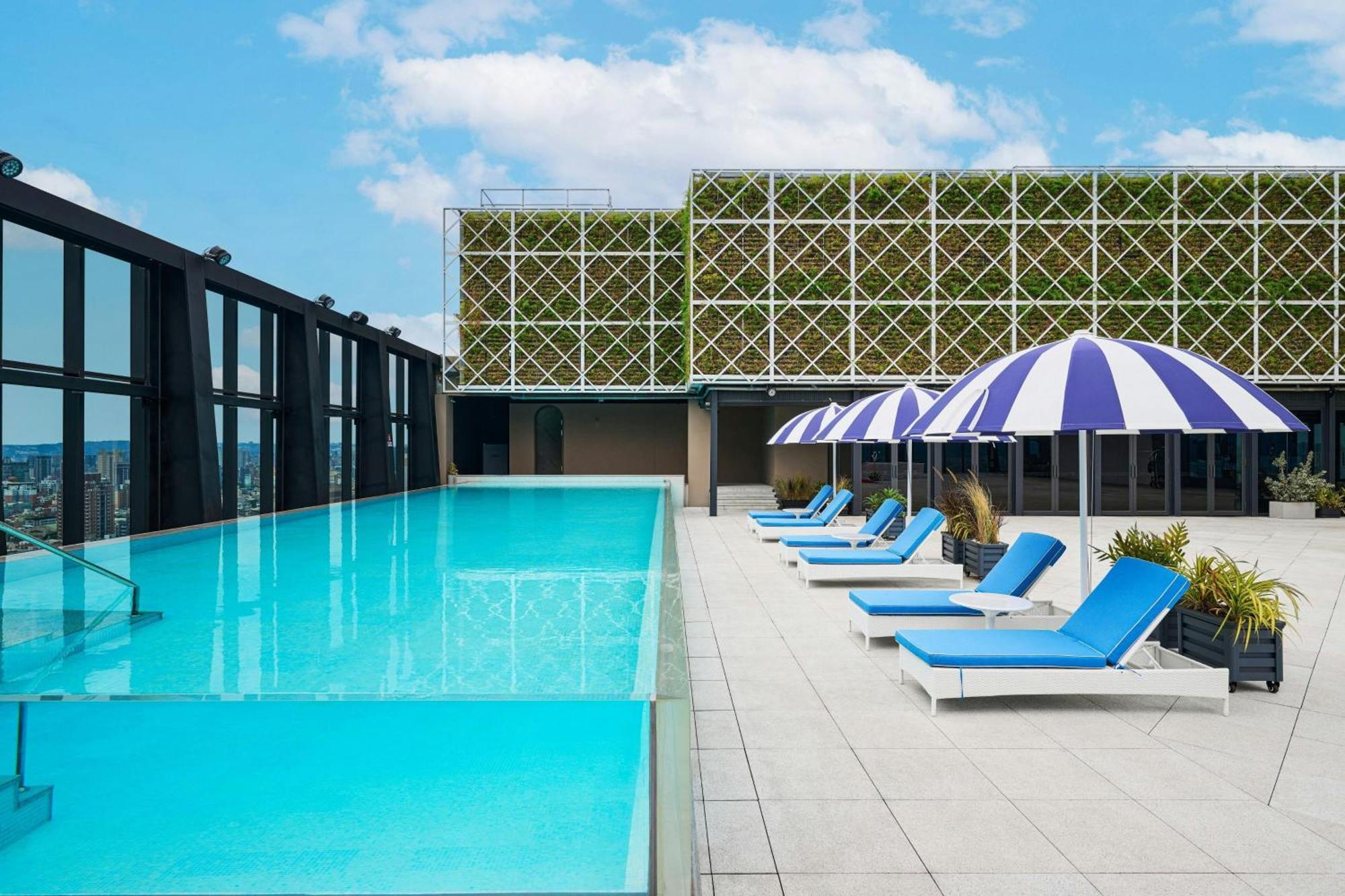 Le Méridien Taichung Exterior foto Rooftop pool at The Standard East Village