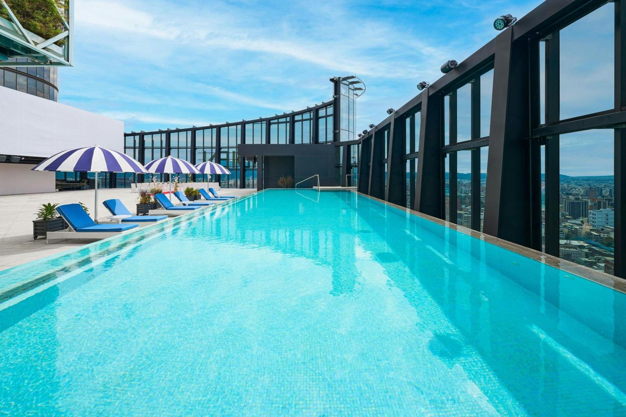 Le Méridien Taichung Exterior foto The rooftop pool at the hotel